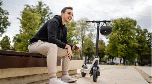 Es obligatorio llevar casco al conducir un patinete eléctrico en 2024